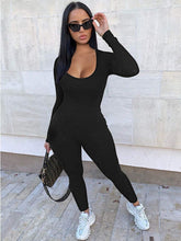 Langärmliger, figurbetonter Jumpsuit mit U-Ausschnitt